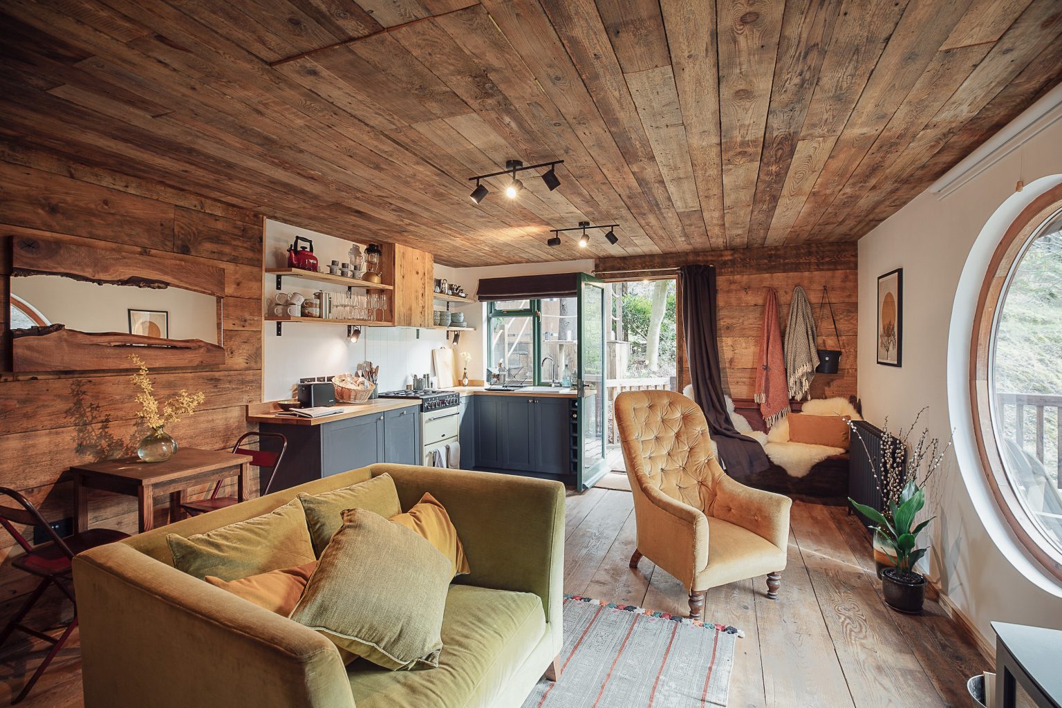 salon avec cuisine ouverte petite maison en bois