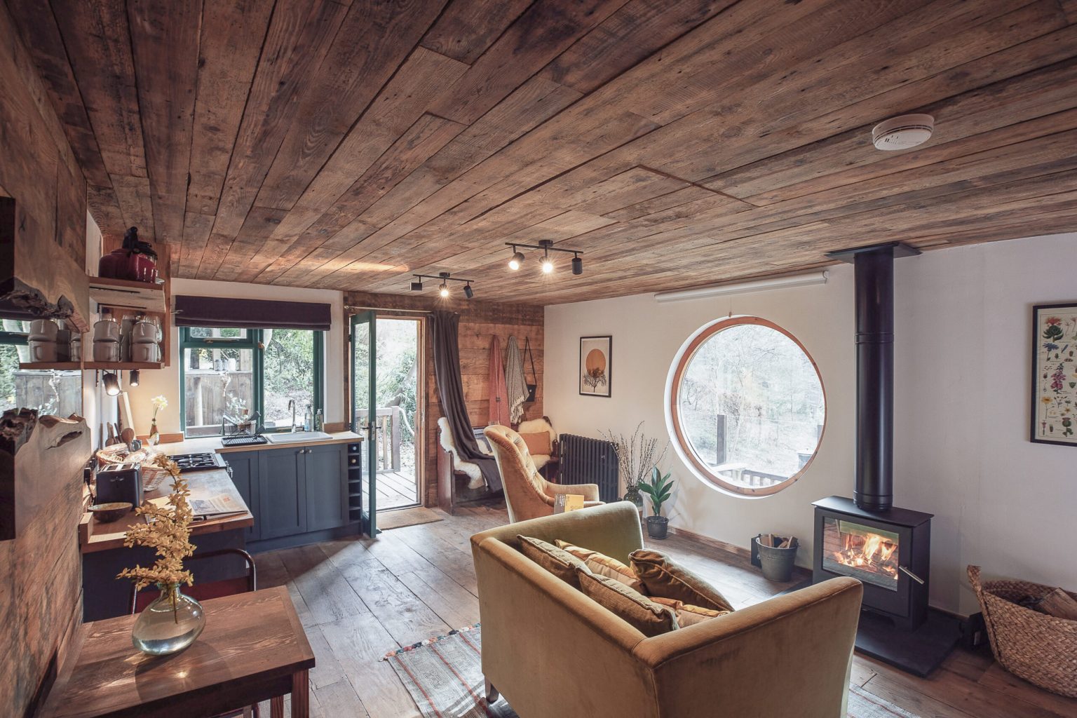 salon avec poêle petite maison en bois