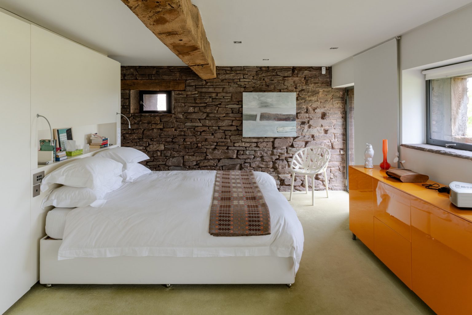 chambre avec mur de pierres maison ancienne rénovée