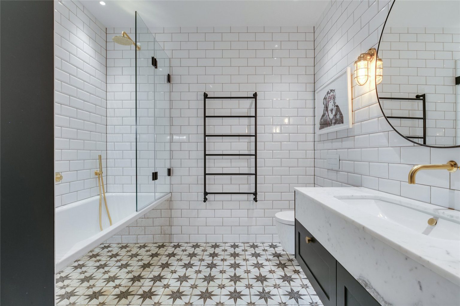 salle de bain noire et blanche tendances décoration intérieure 2025