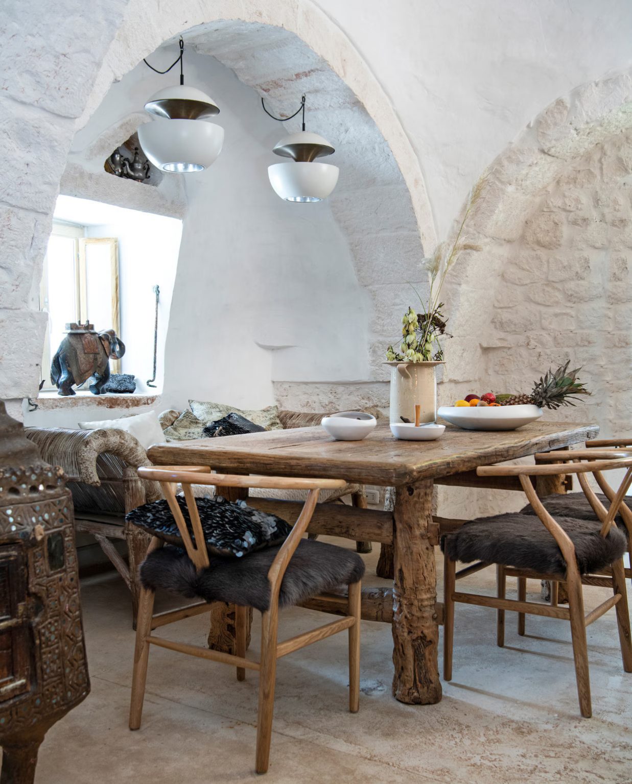 salle à manger murs en pierres plafond voûté décoration contemporaine