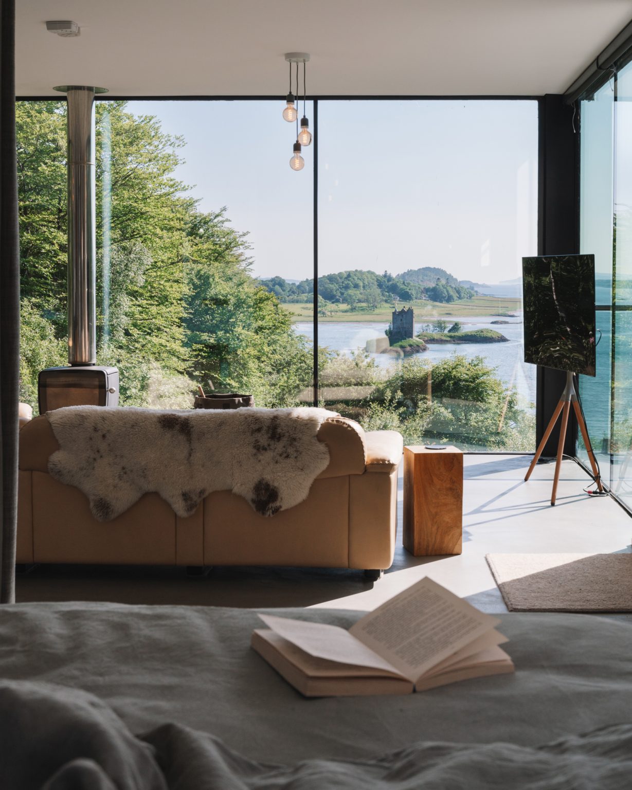salon maison contemporaine en bois avec baies vitrées sol/plafond