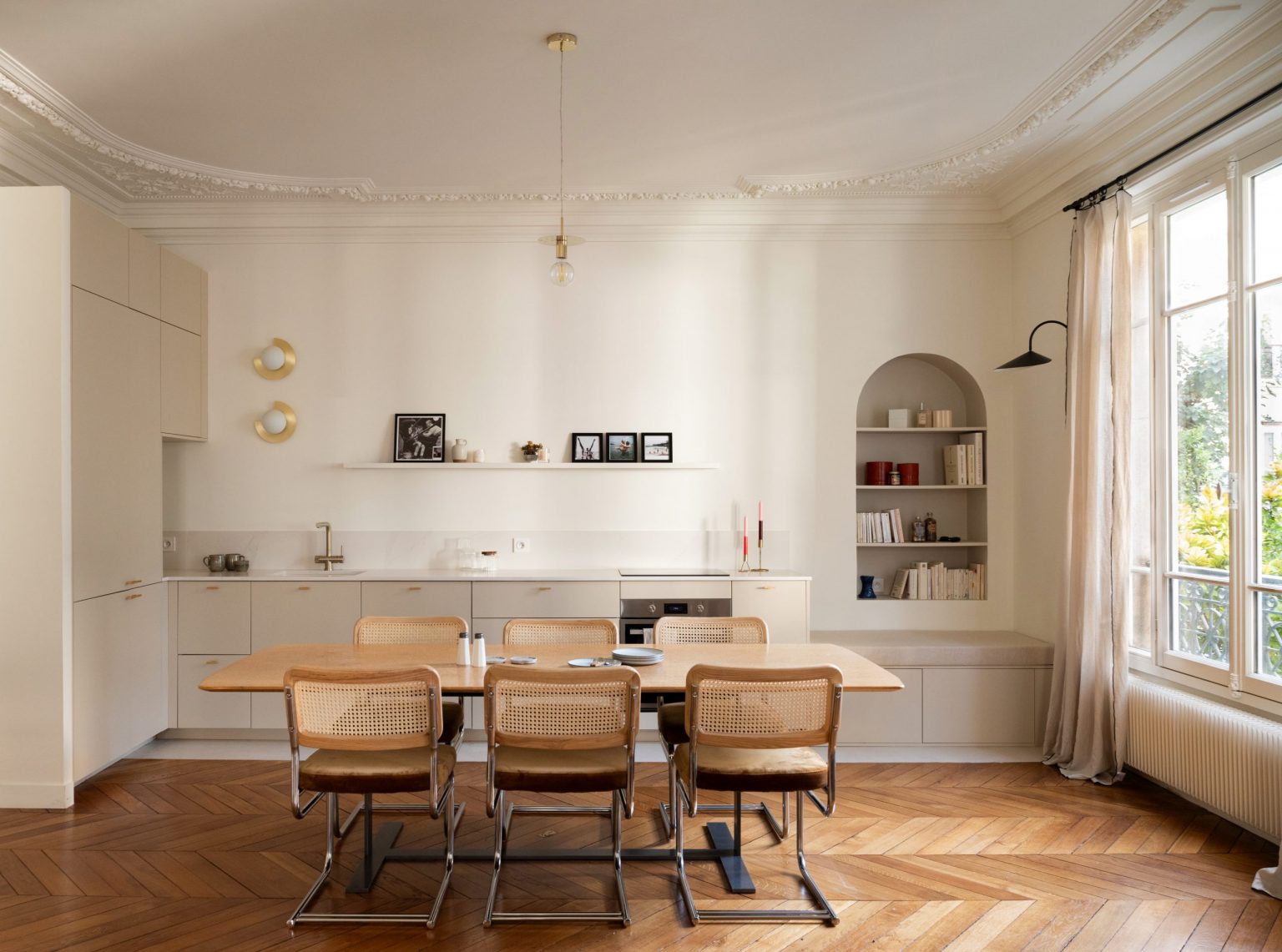 cuisine ouverte et salle à manger appartement haussmannien rénové Paris par Studio Castille