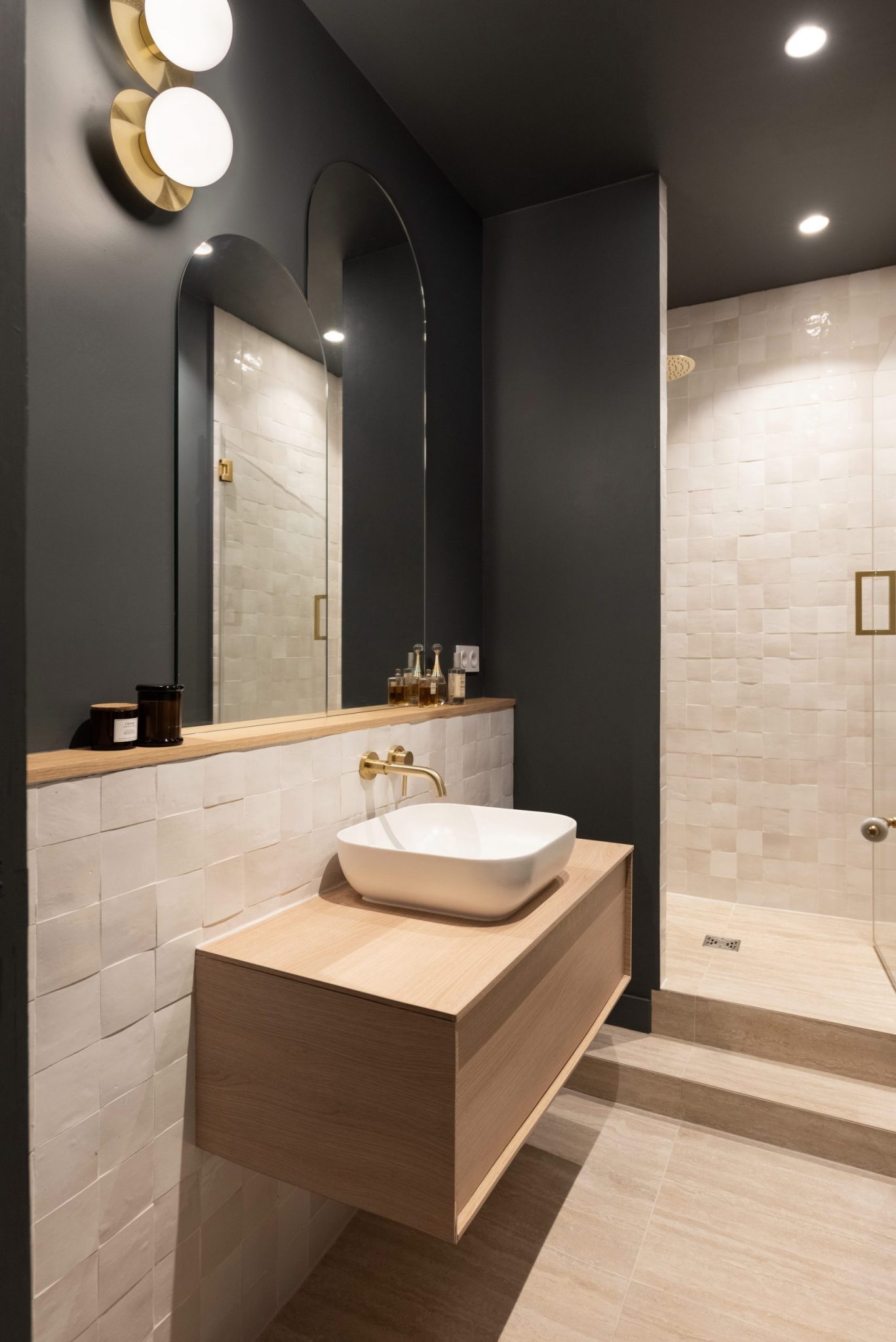 salle de bain design murs noirs