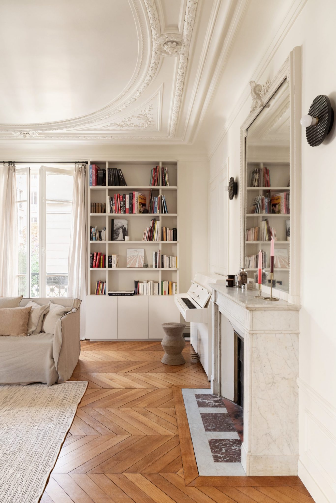 salon avec cheminée et moulures appartement haussmannien rénové Paris par Studio Castille