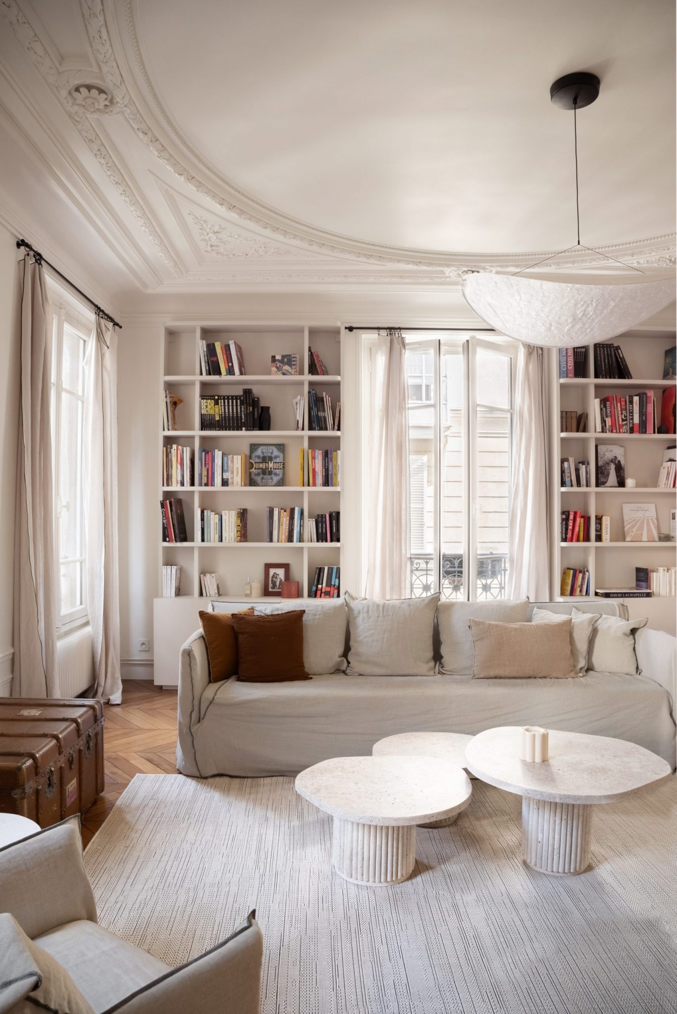 salon avec moulures appartement haussmannien rénové Paris par Studio Castille
