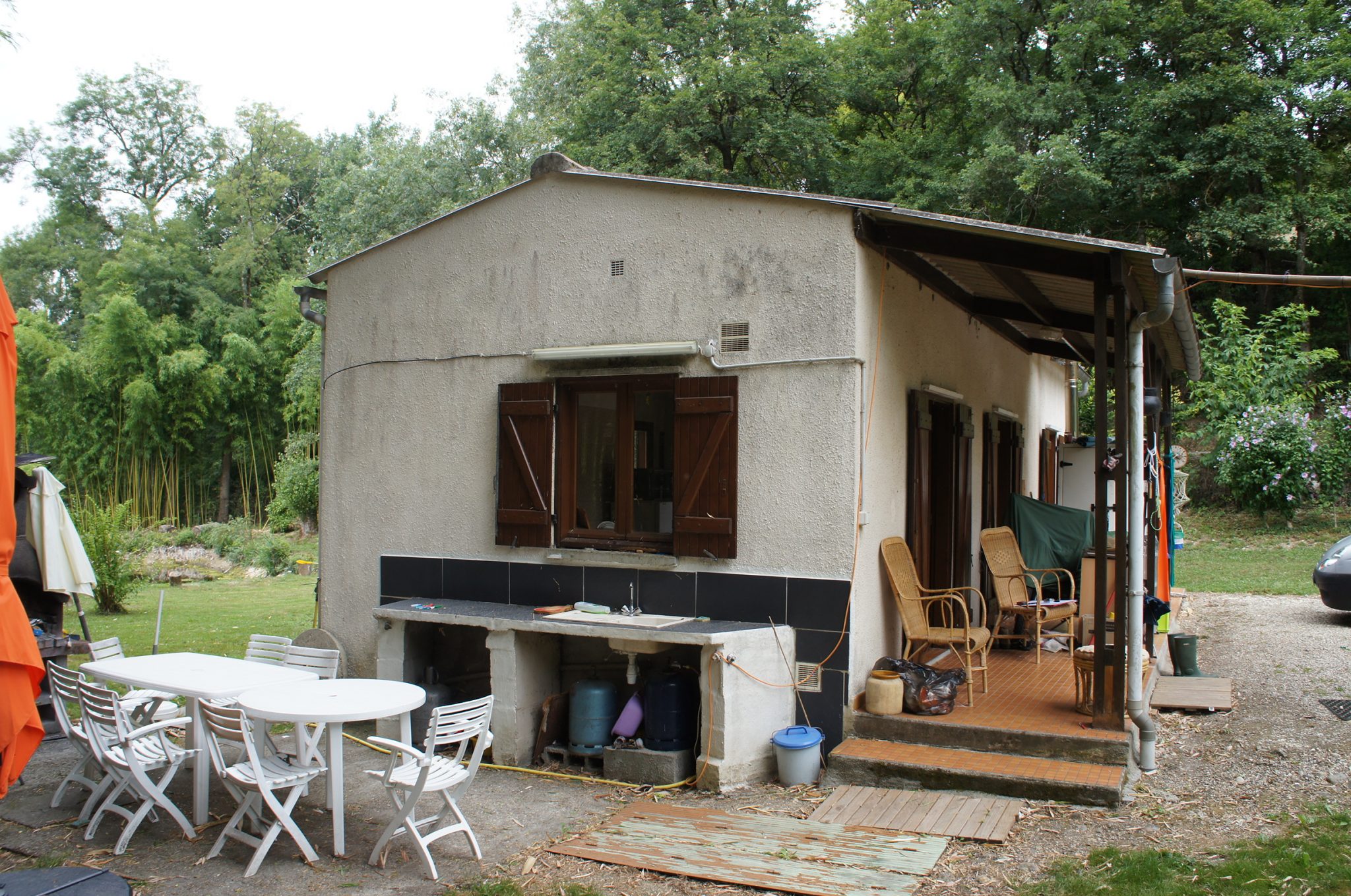 Un ancien hangar transformé en maison contemporaine au bord d'un lac — free download