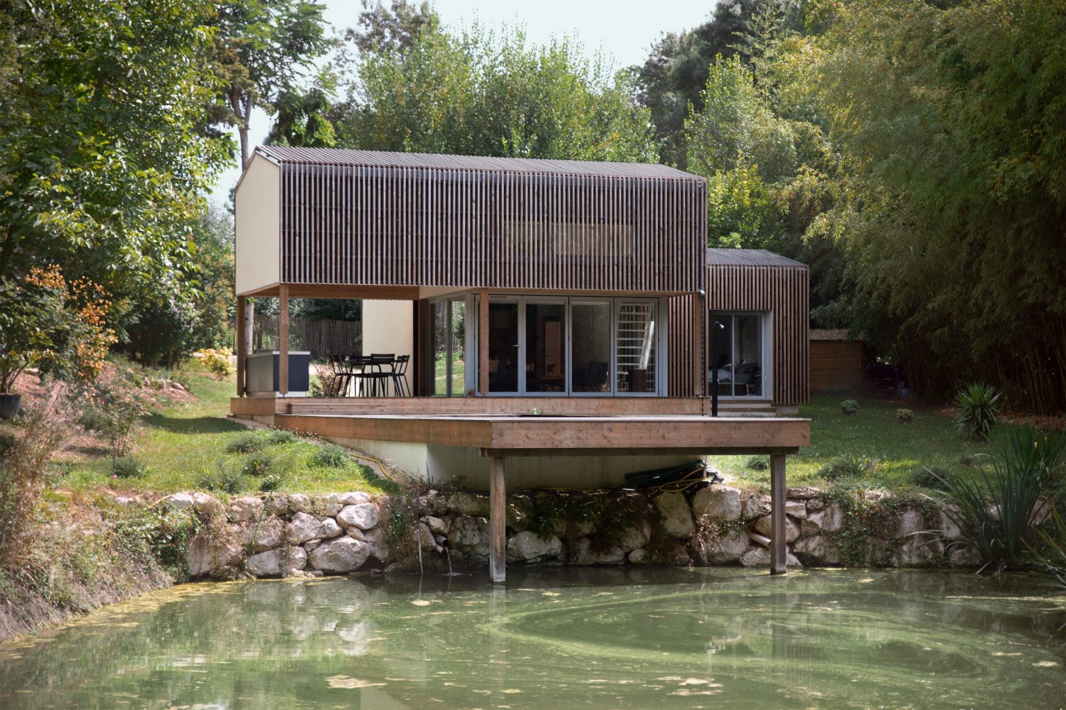 maison architecte au bord d'un lac