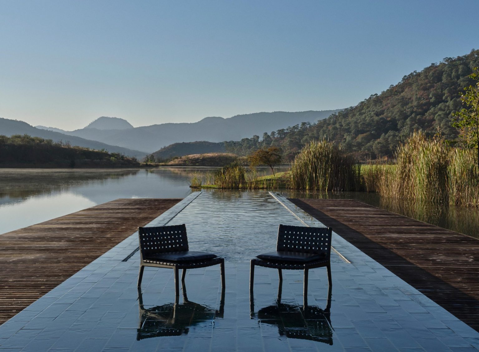 terrasse avec piscine à débordement