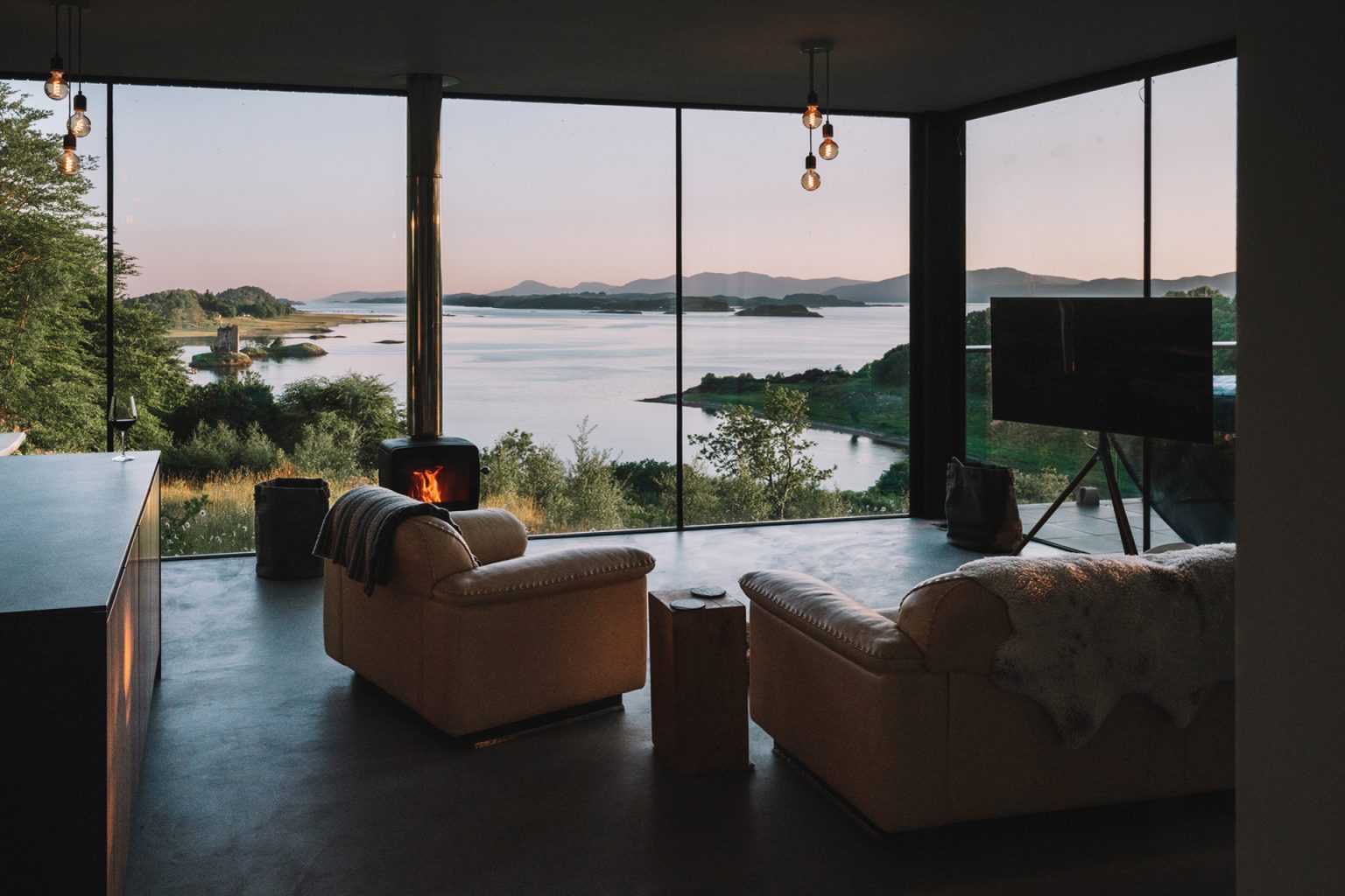 salon maison contemporaine en bois avec baies vitrées sol/plafond
