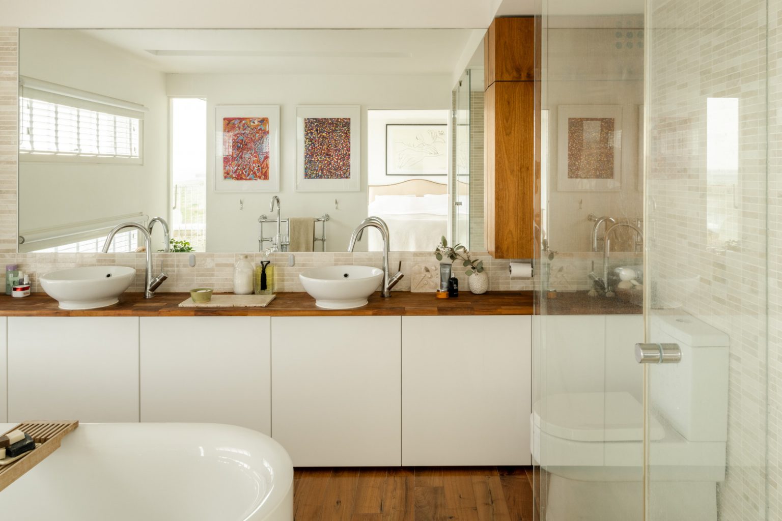 salle de bain design blanche et bois