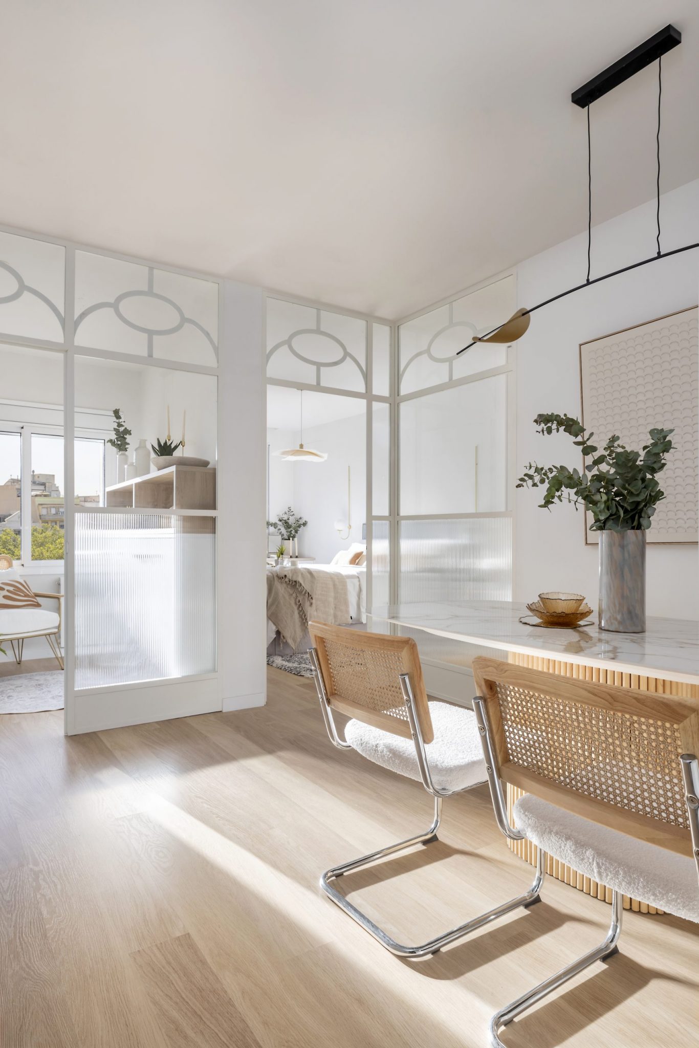 salle à manger décoration contemporaine avec verrières blanches