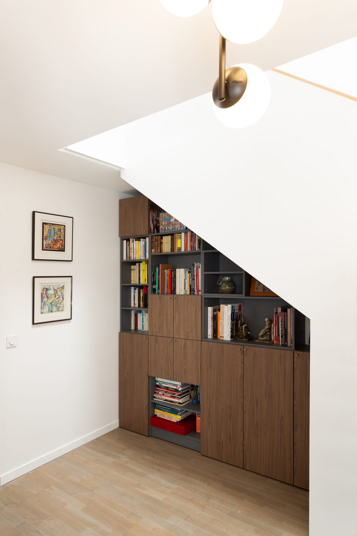 bibliothèque sous escalier