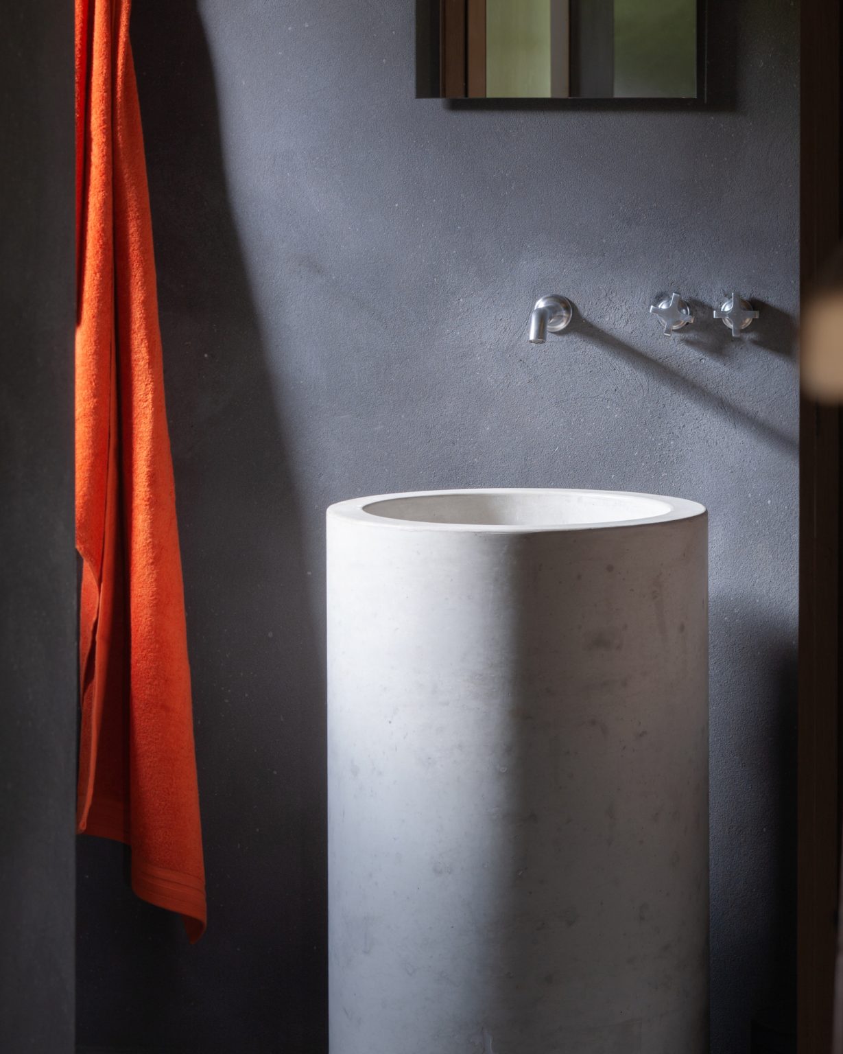 salle de bain design murs gris