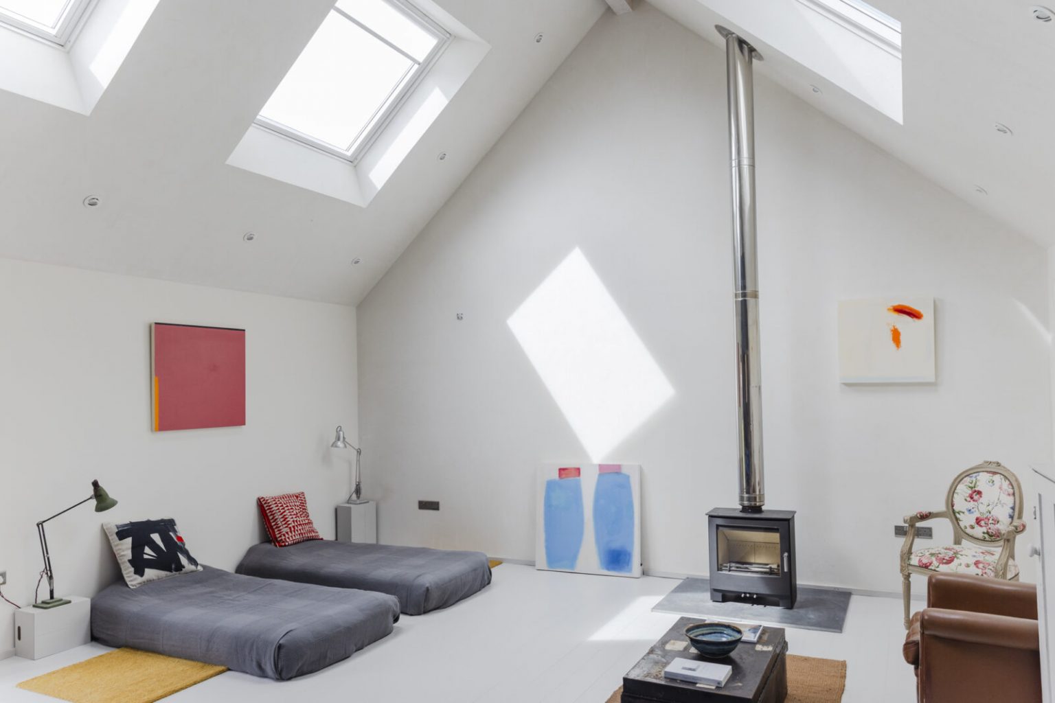 salon avec velux maison contemporaine façade noire