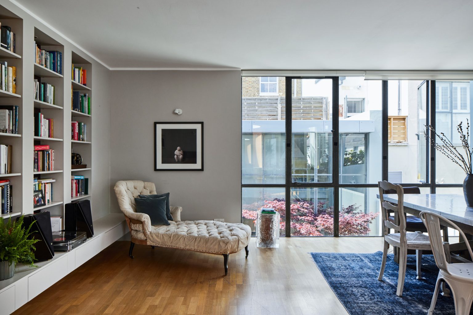 salle à manger avec bibliothèque maison architecte Londres