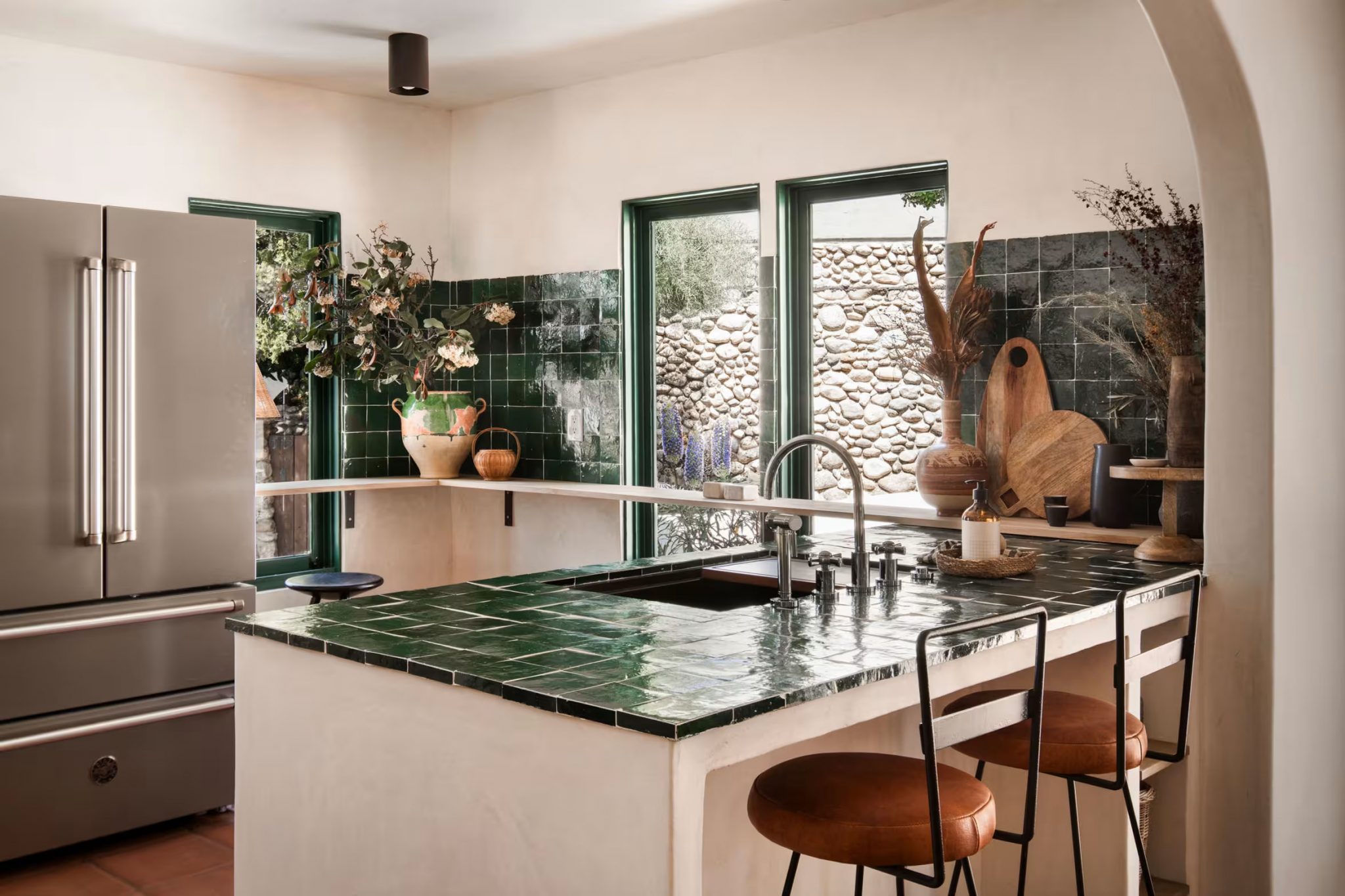 Une maison rénovée à Los Angeles décorée dans des couleurs du sud