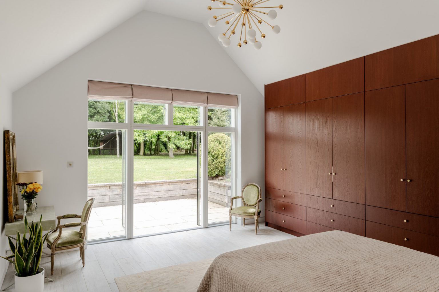 chambre avec placards maison en bois murs blancs