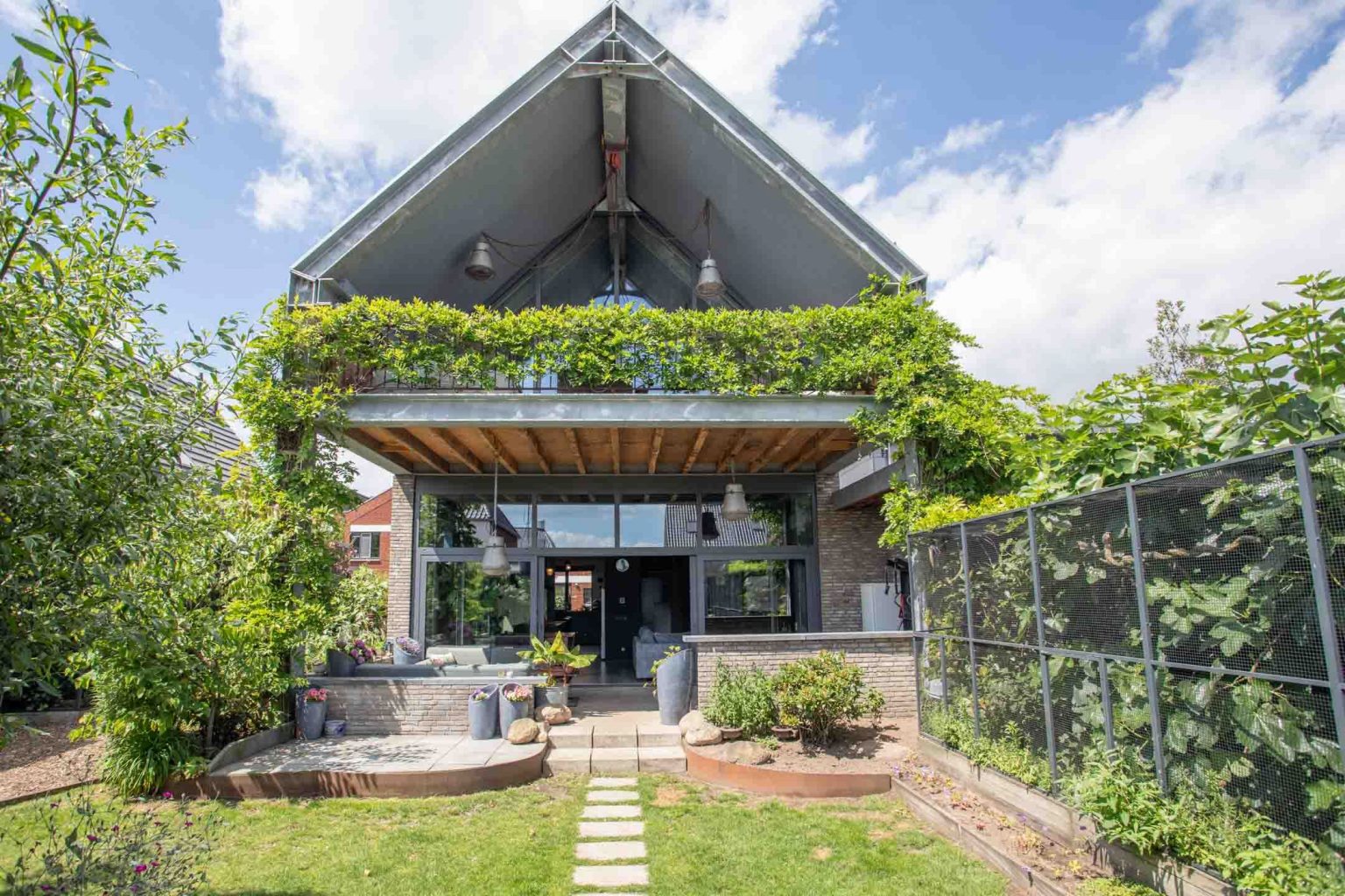 maison contemporaine avec terrasse couverte