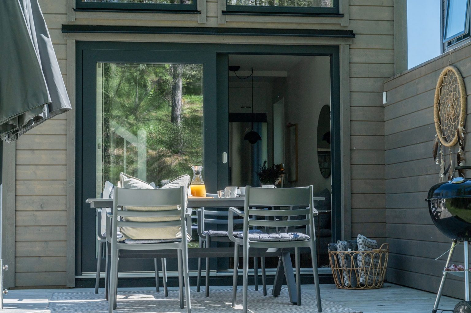 terrasse petite maison 22m2 façade en bois noir