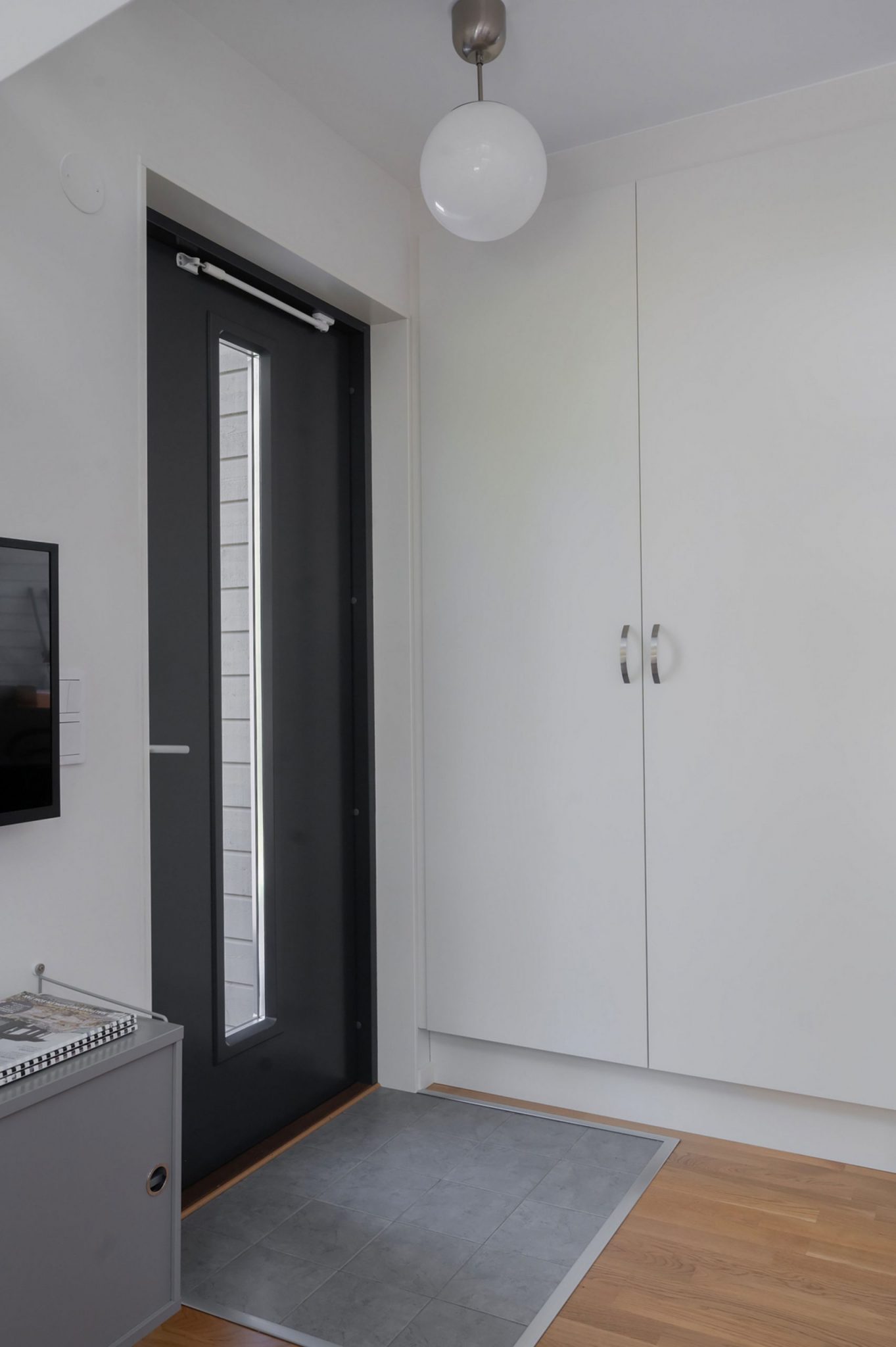 entrée avec placard petite maison 22m2 façade en bois noir