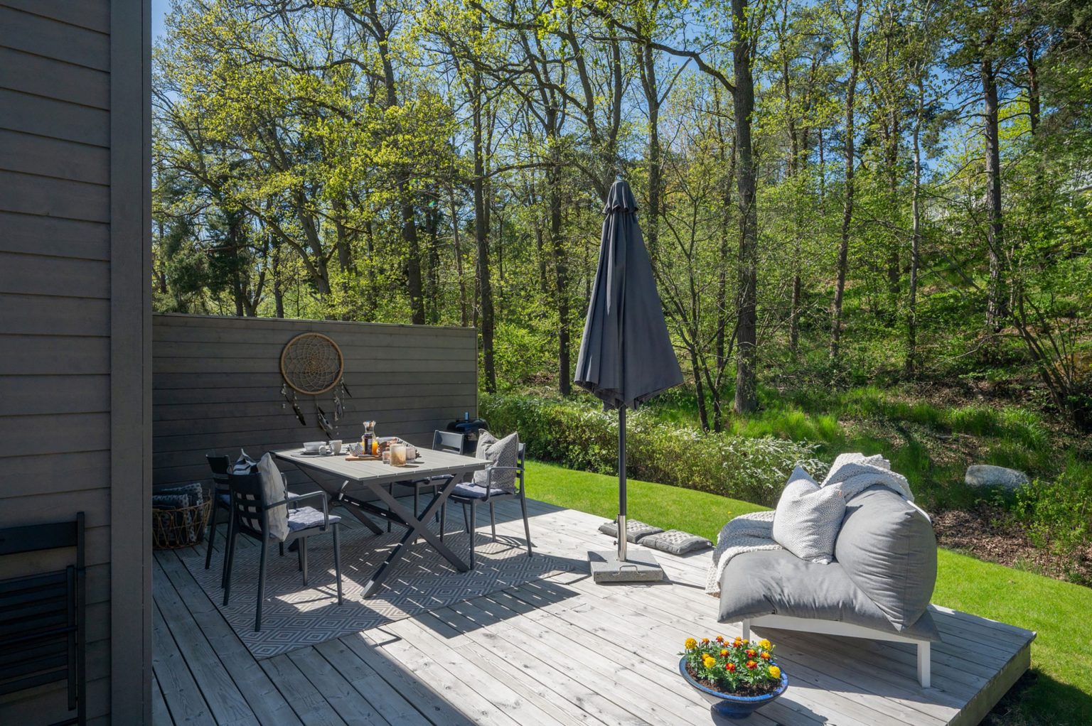 terrasse petite maison 22m2 façade en bois noir