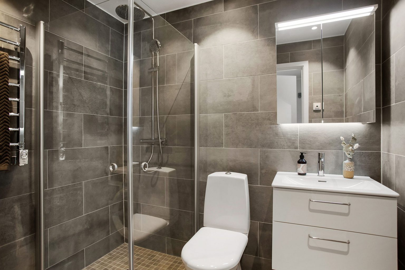 salle de bain décoration contemporaine grise petite maison 50m2