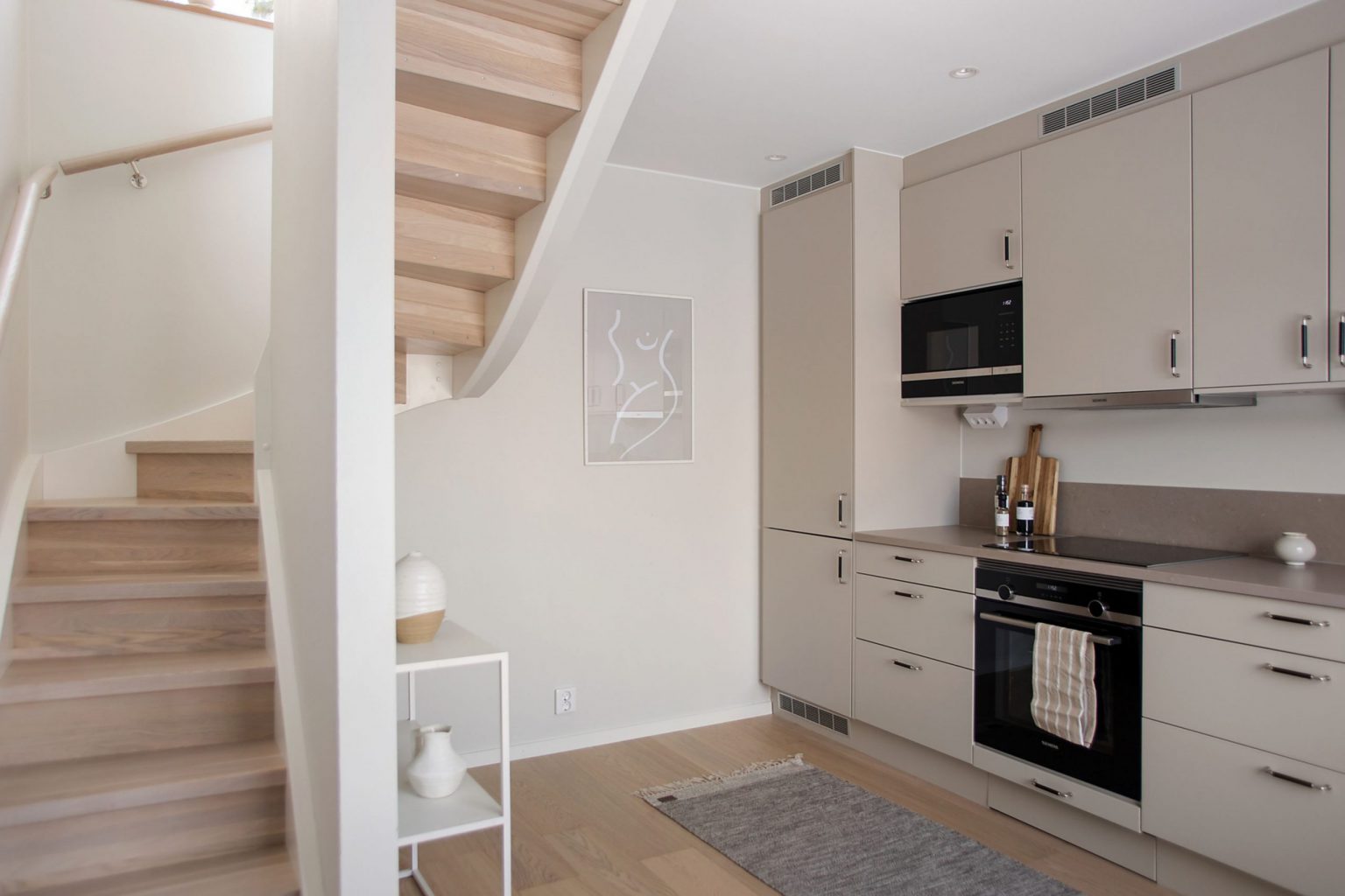 cuisine avec escalier décoration contemporaine beige petite maison 50m2