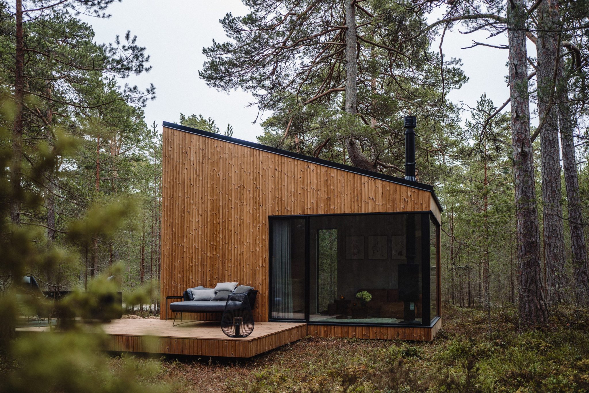 Une petite maison en bois de 21m2 dans la forêt conçue par un architecte
