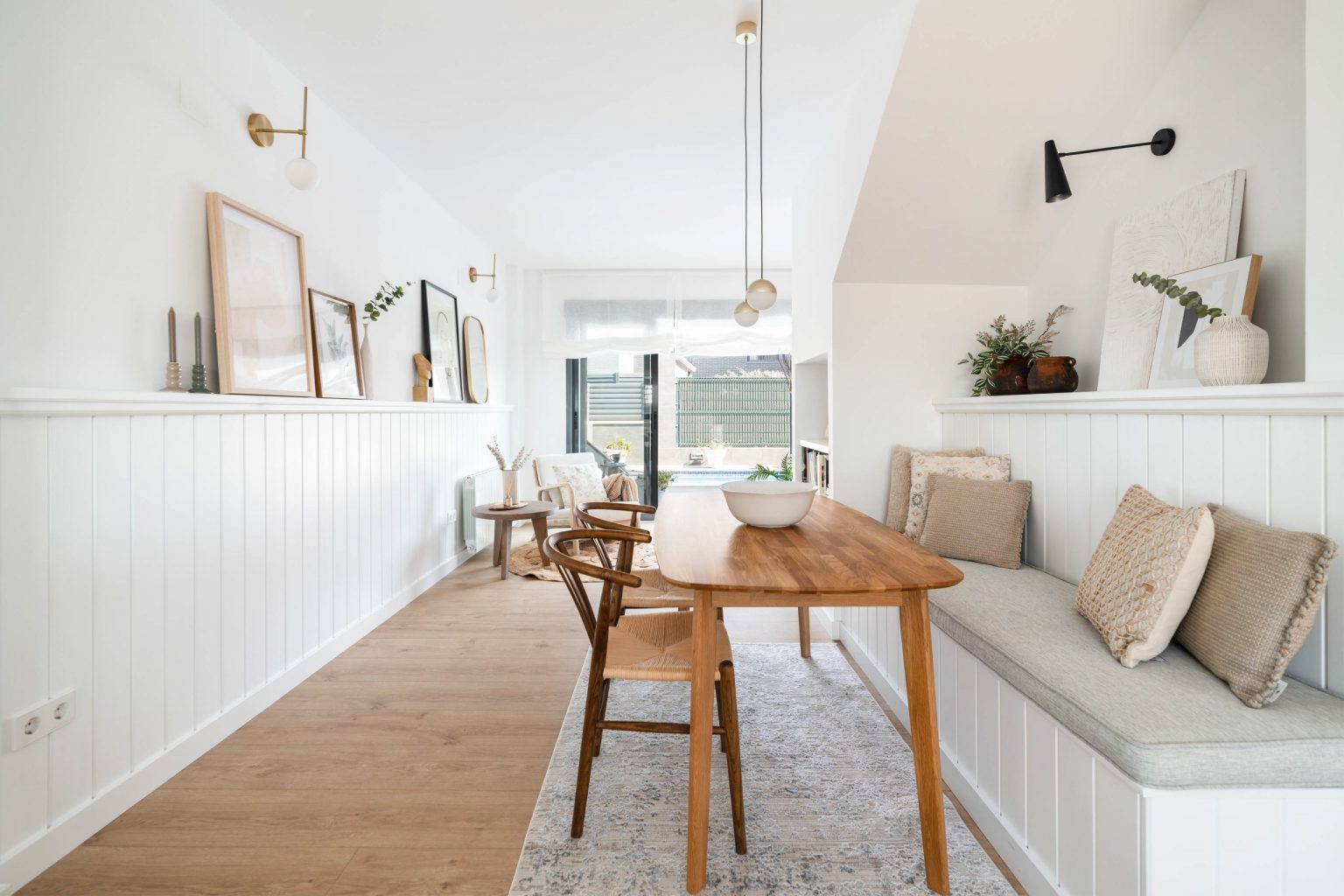 salle à manger avec banc décoration contemporaine