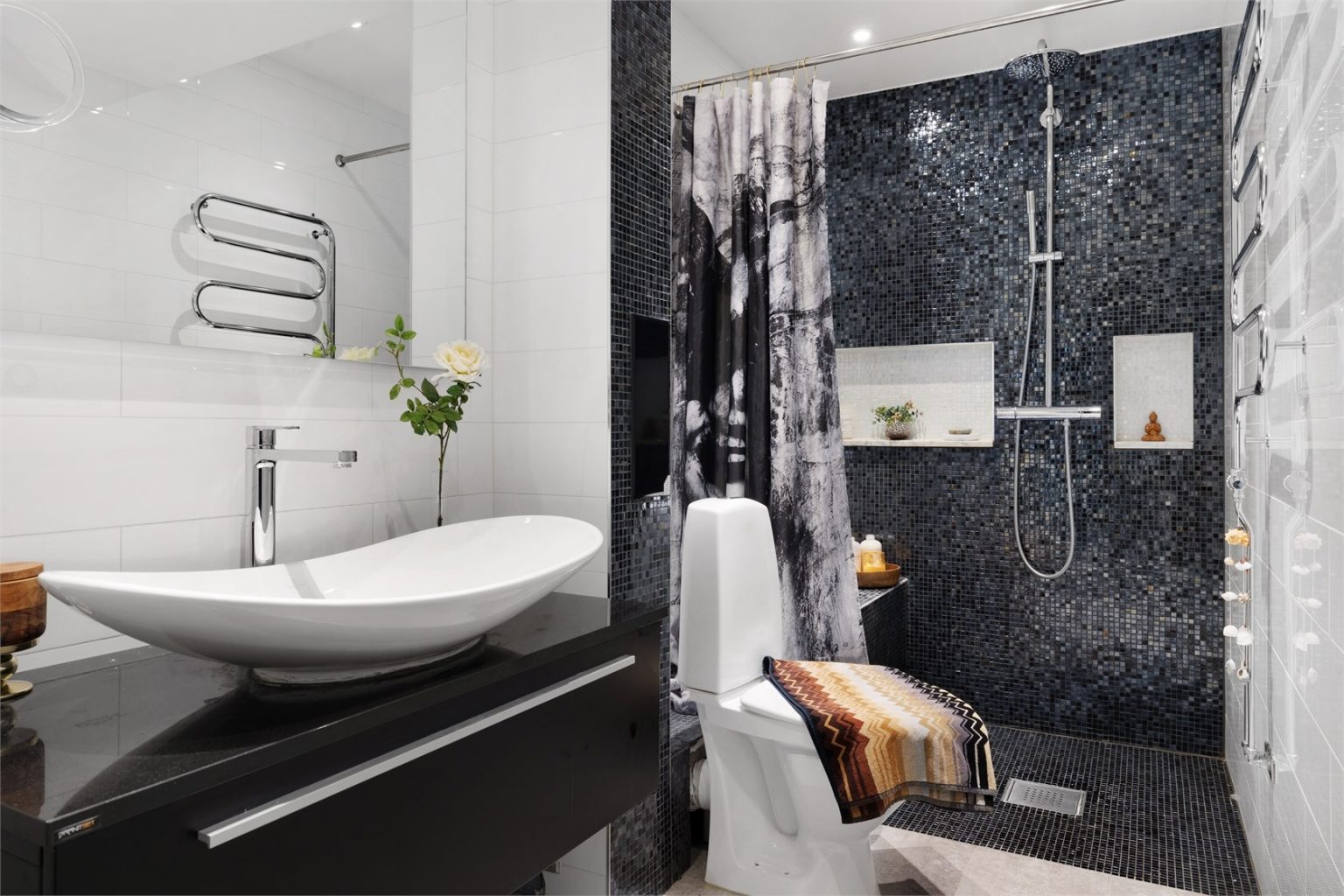 salle de bain design noire