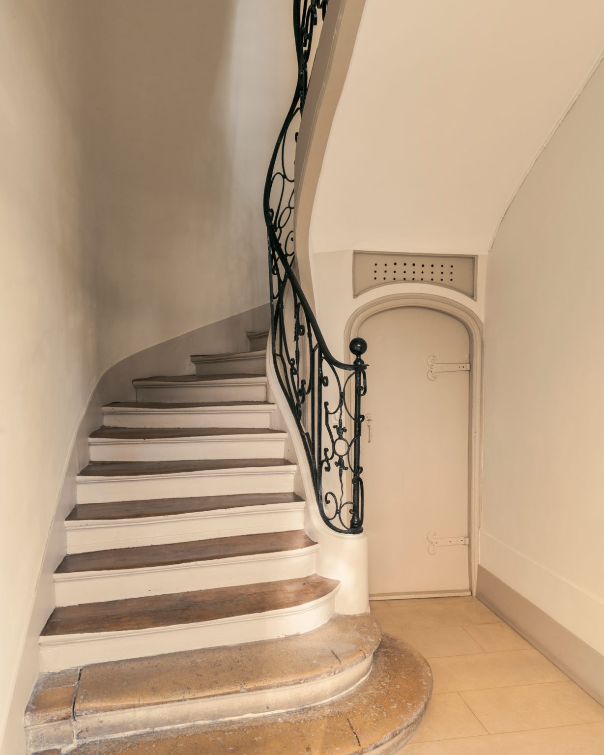 escalier 18e siècle avec rampe en fer forgé