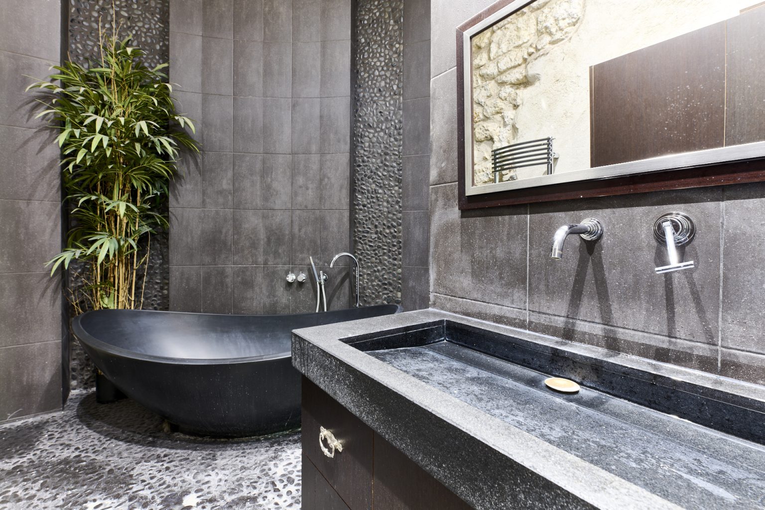 salle de bain design noire