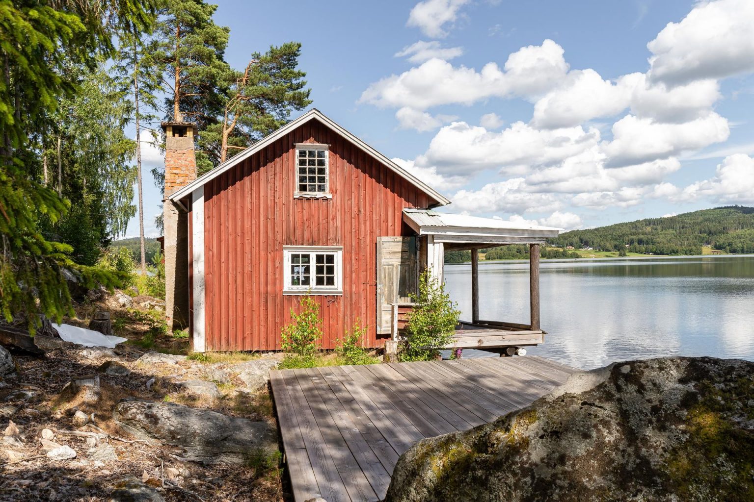 petite maison 30m2 en bois au bord d'un lac