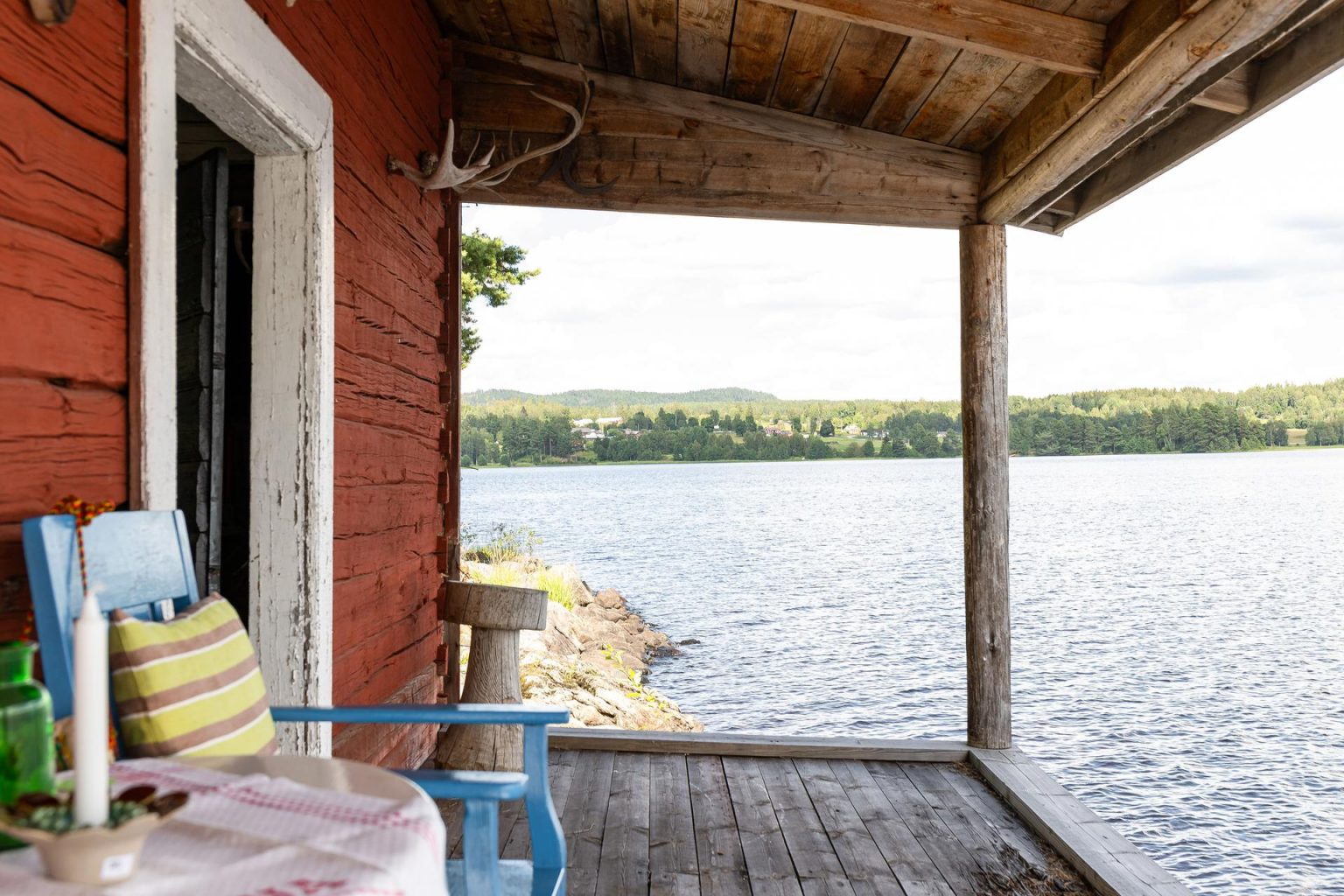 terrasse petite maison 30m2 en bois au bord d'un lac