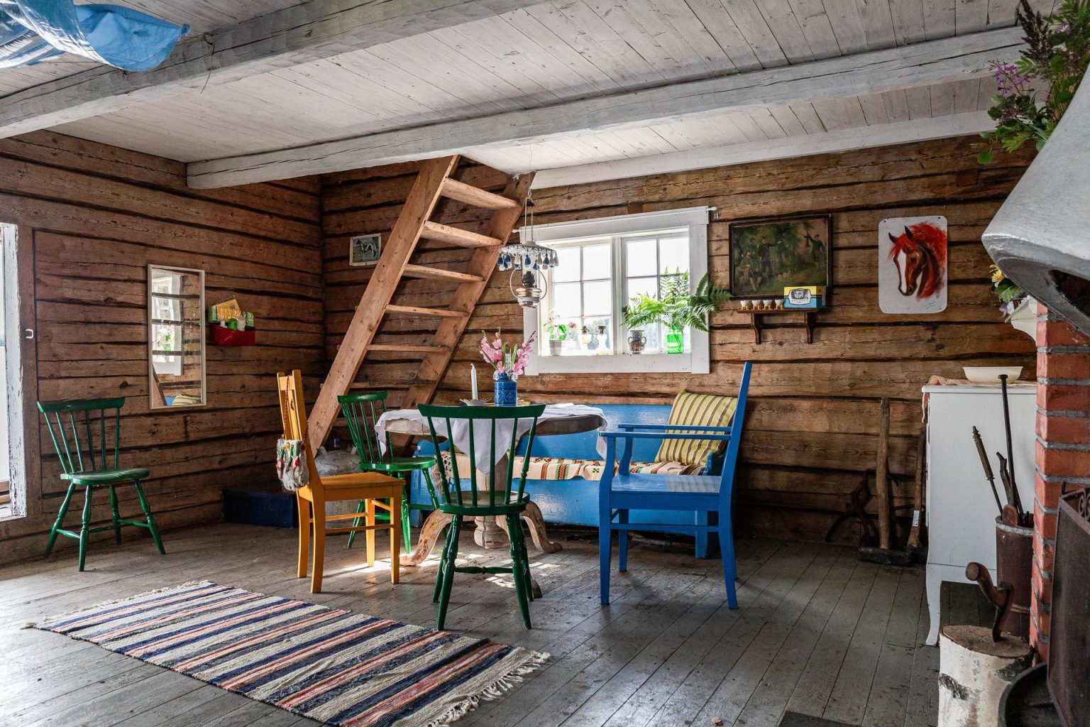 salon petite maison 30m2 en bois au bord d'un lac