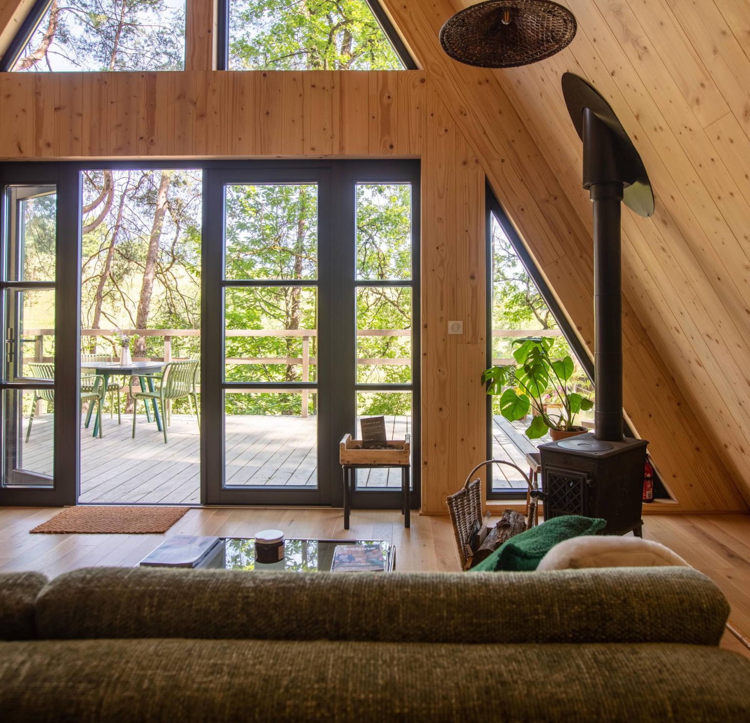 salon maison A-Frame dans le Périgord Racine Lodges