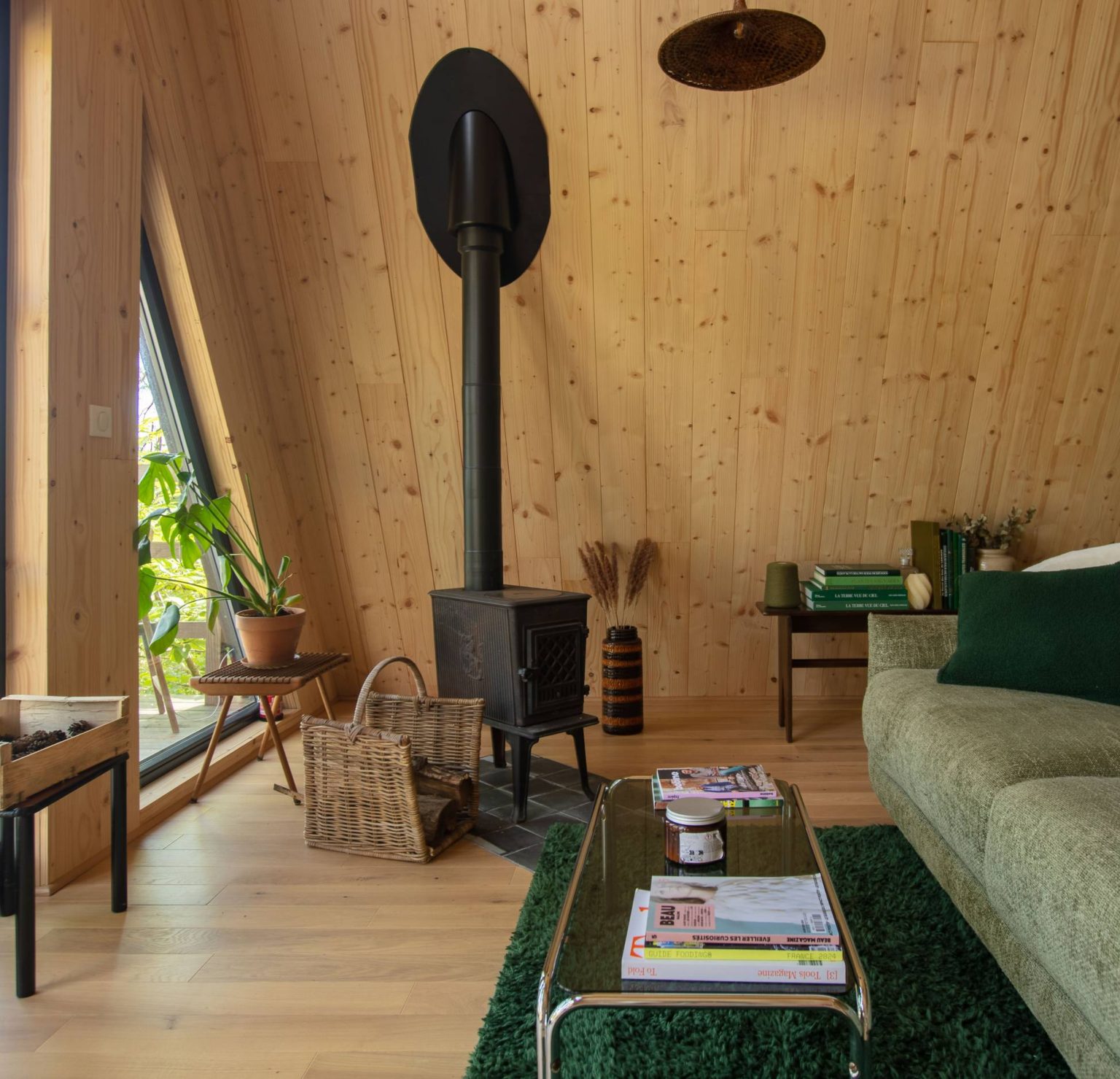 salon avec poêle maison A-Frame dans le Périgord Racine Lodges