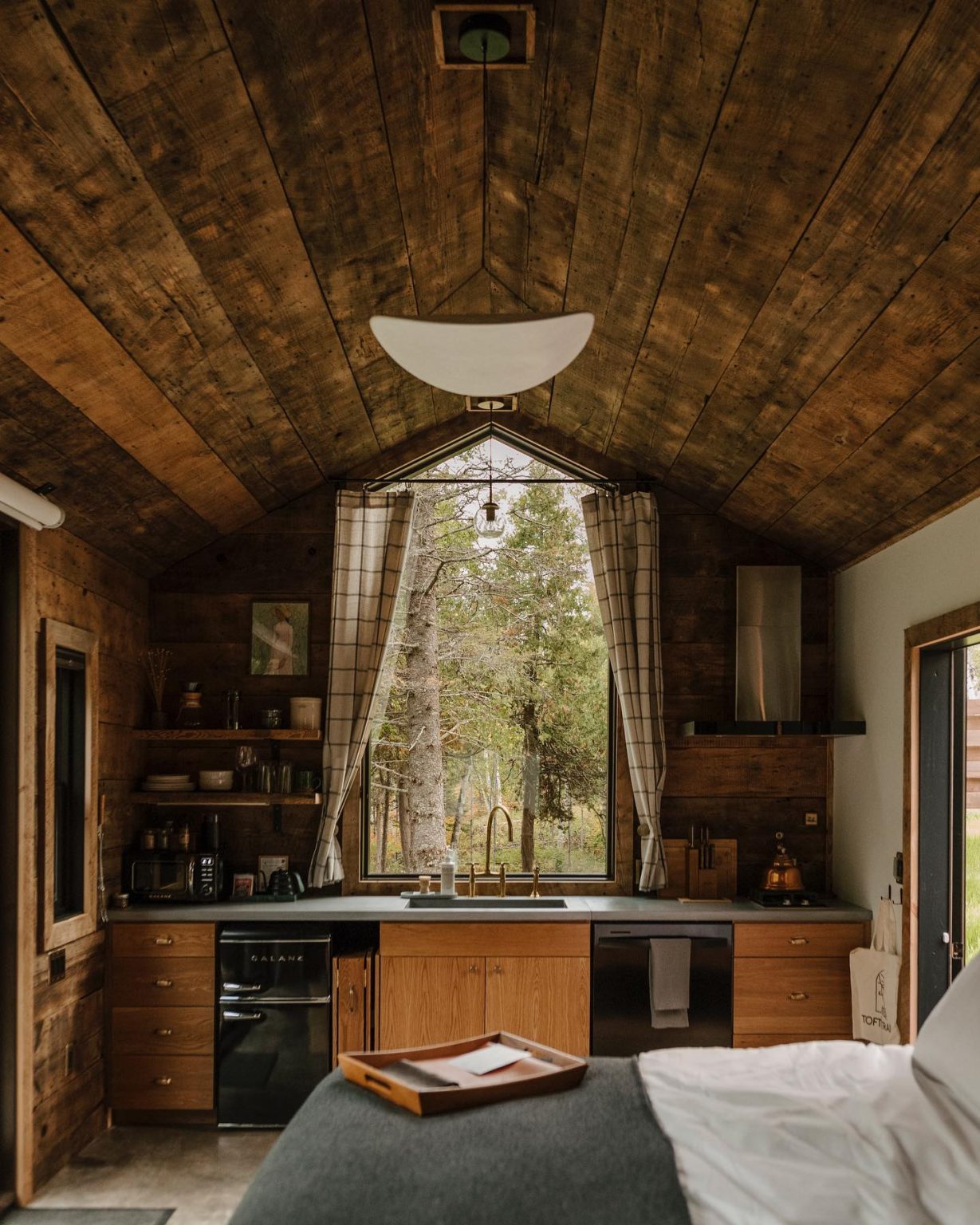 cuisine et chambre petite maison en bois