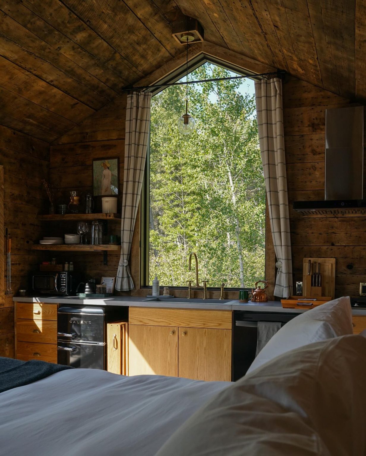 cuisine et chambre petite maison en bois