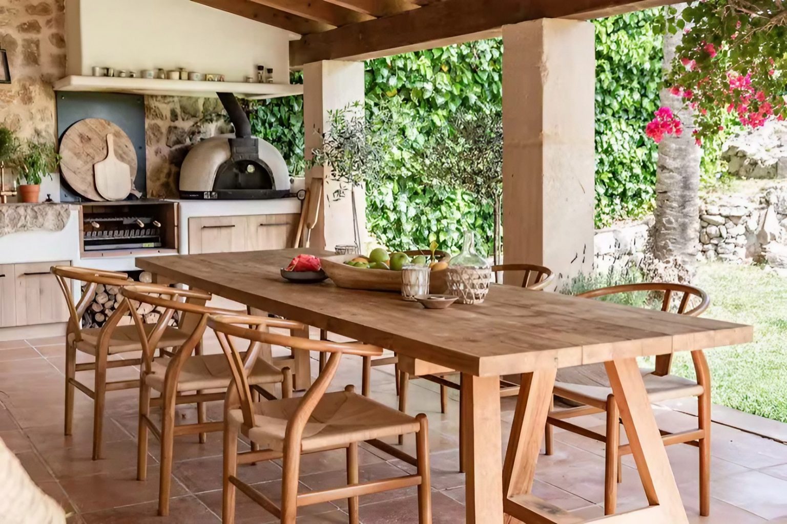 terrasse avec cuisine d'été maison en pierres