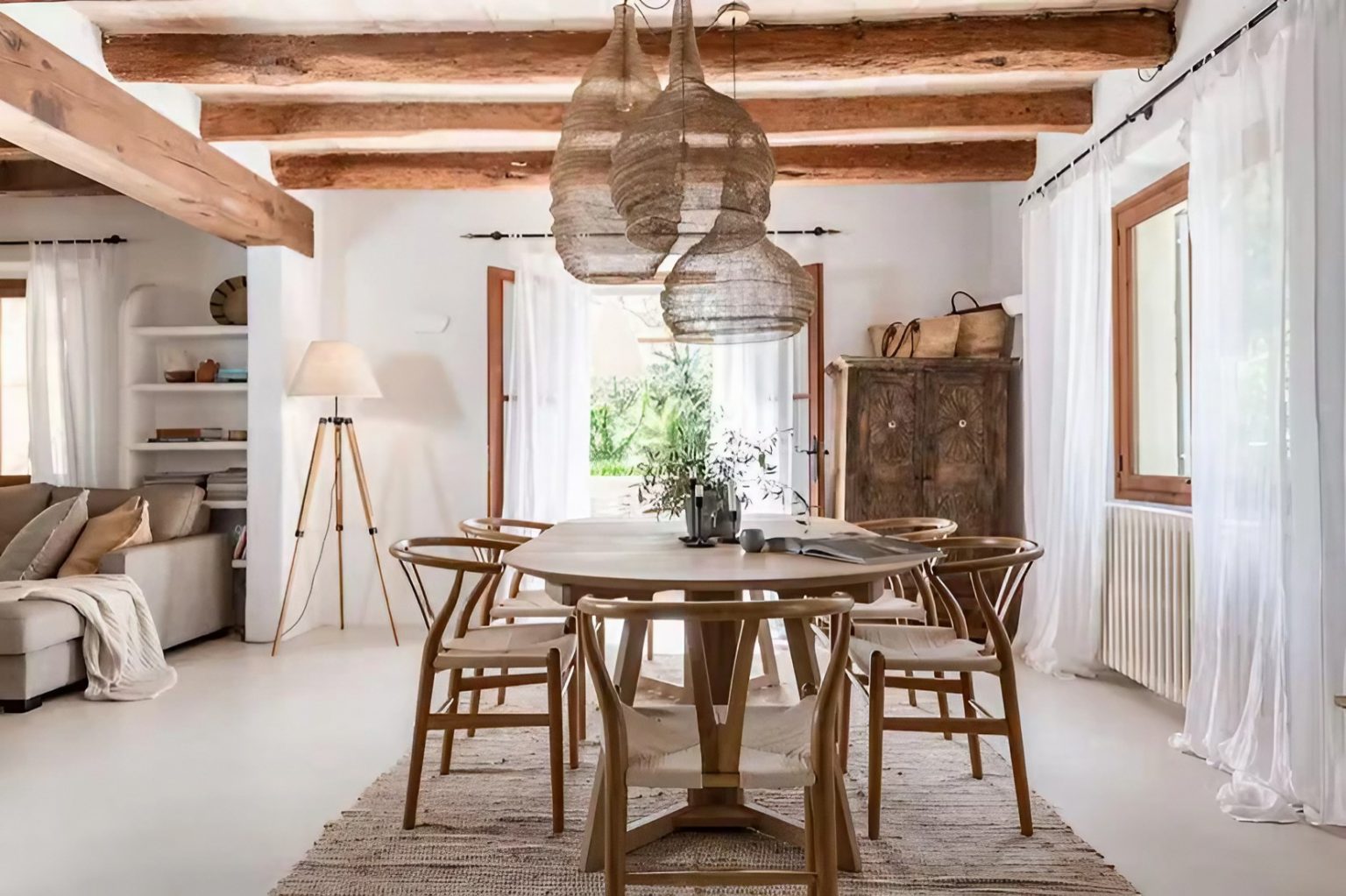 salon et salle à manger avec poutres maison en pierres