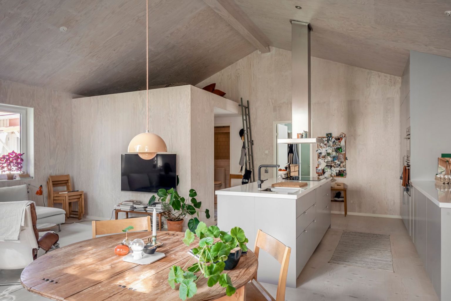 cuisine ouverte et salon appartement comme maison loft en bois décoration scandinave