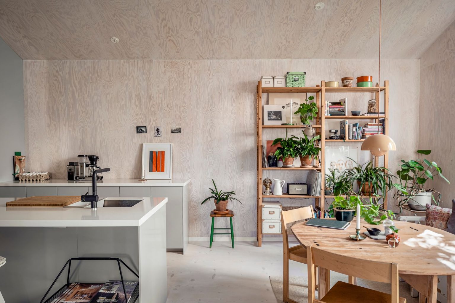 cuisine ouverte et salon appartement comme maison loft en bois décoration scandinave