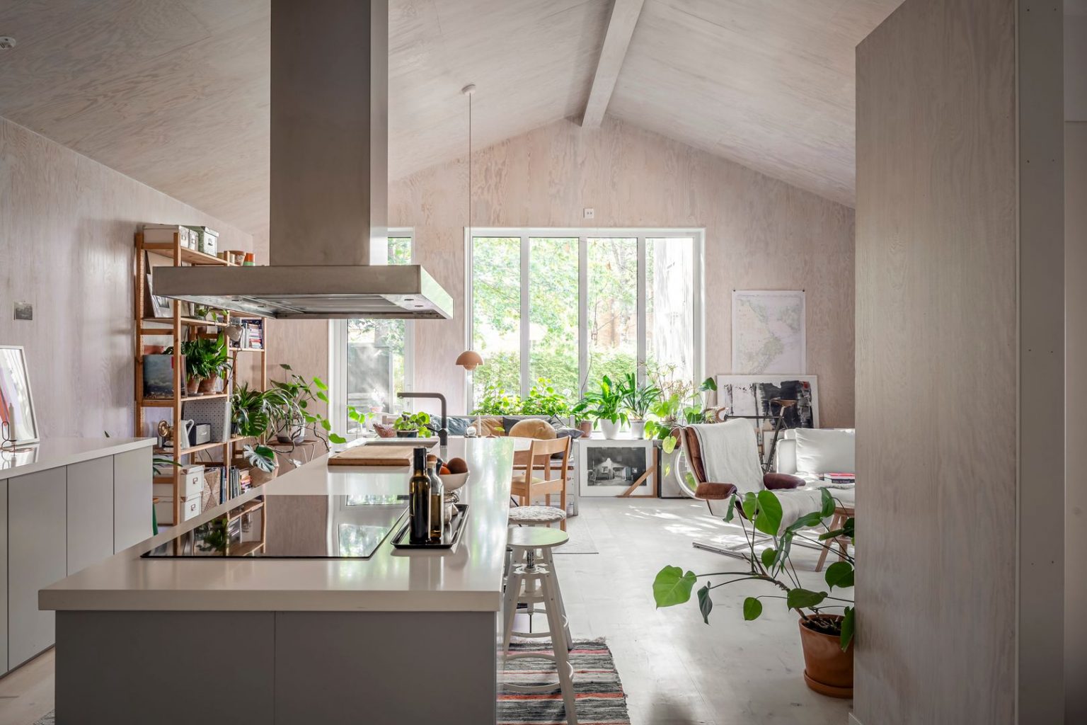 cuisine ouverte et salon appartement comme maison loft en bois décoration scandinave