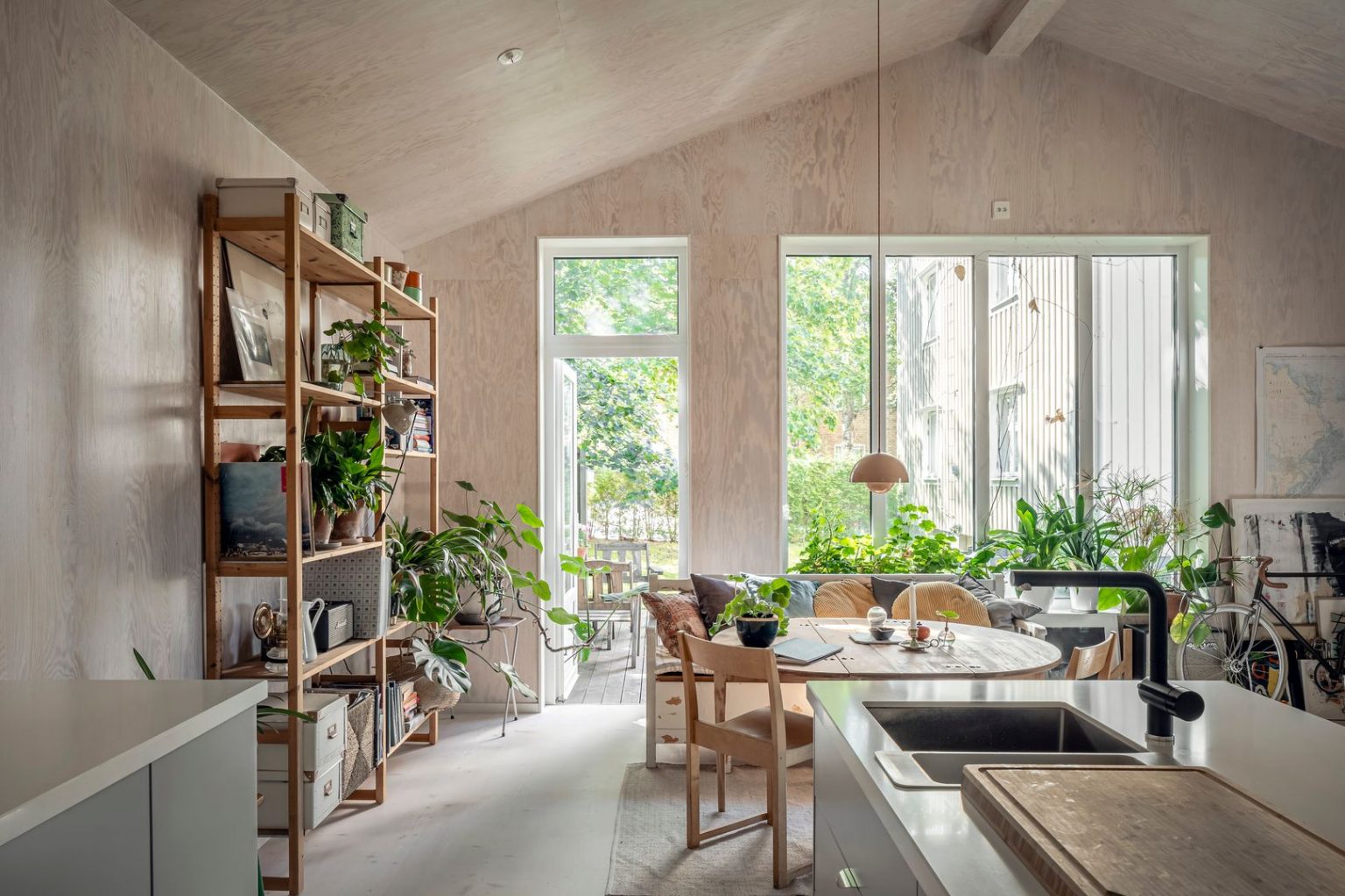 cuisine ouverte et salon appartement comme maison loft en bois décoration scandinave