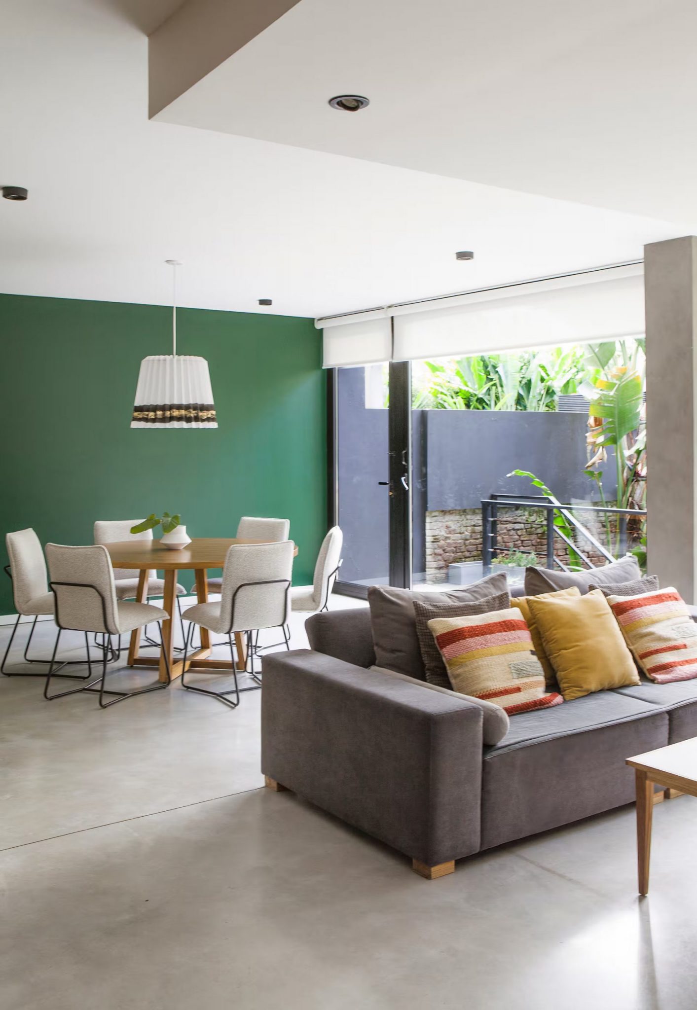 salon et salle à manger mur vert décoration contemporaine maison en béton