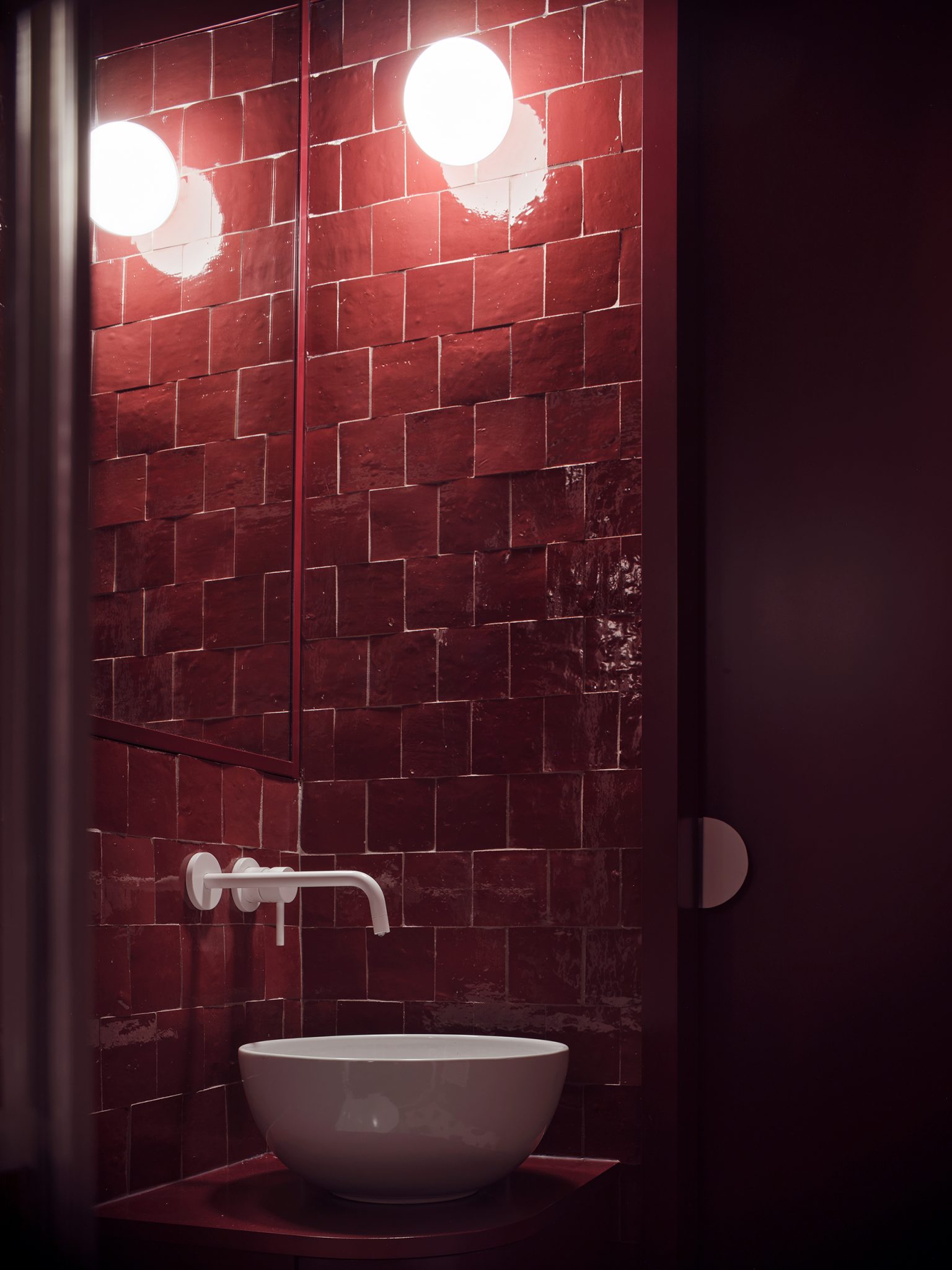 salle de bain zelliges rouges