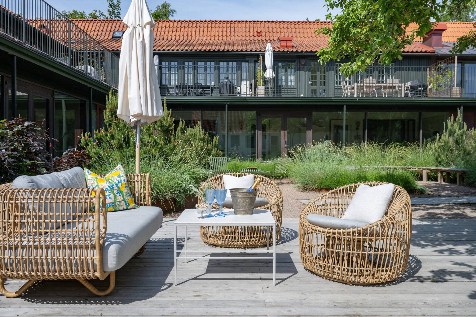 terrasse avec mobilier rotin