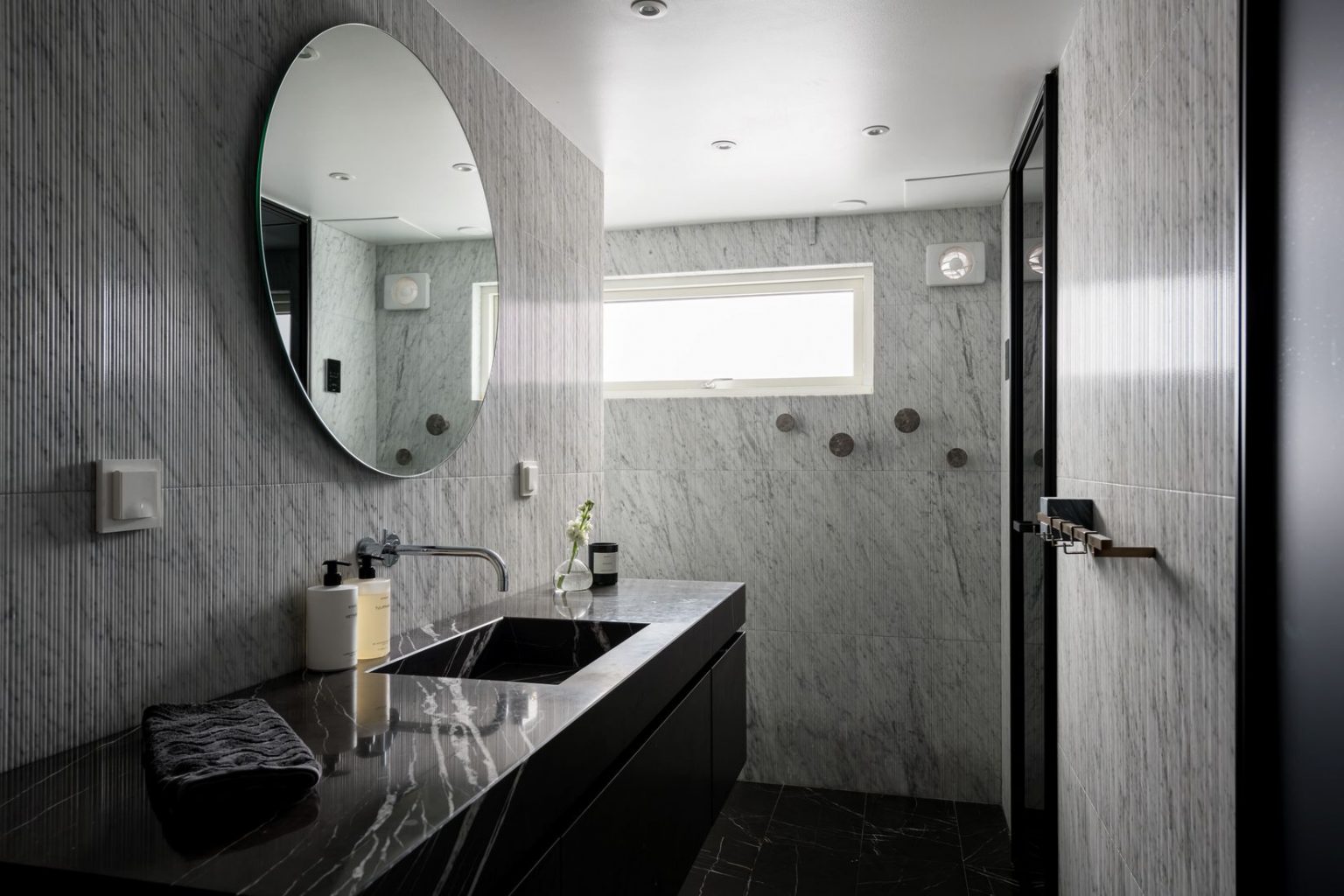 salle de bain marbre décoration contemporaine maison en bois